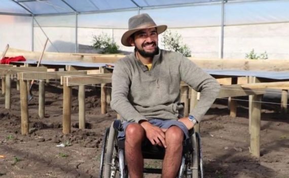 Emprendedor agrícola desarrolla innovadora silla de ruedas para el trabajo en el campo